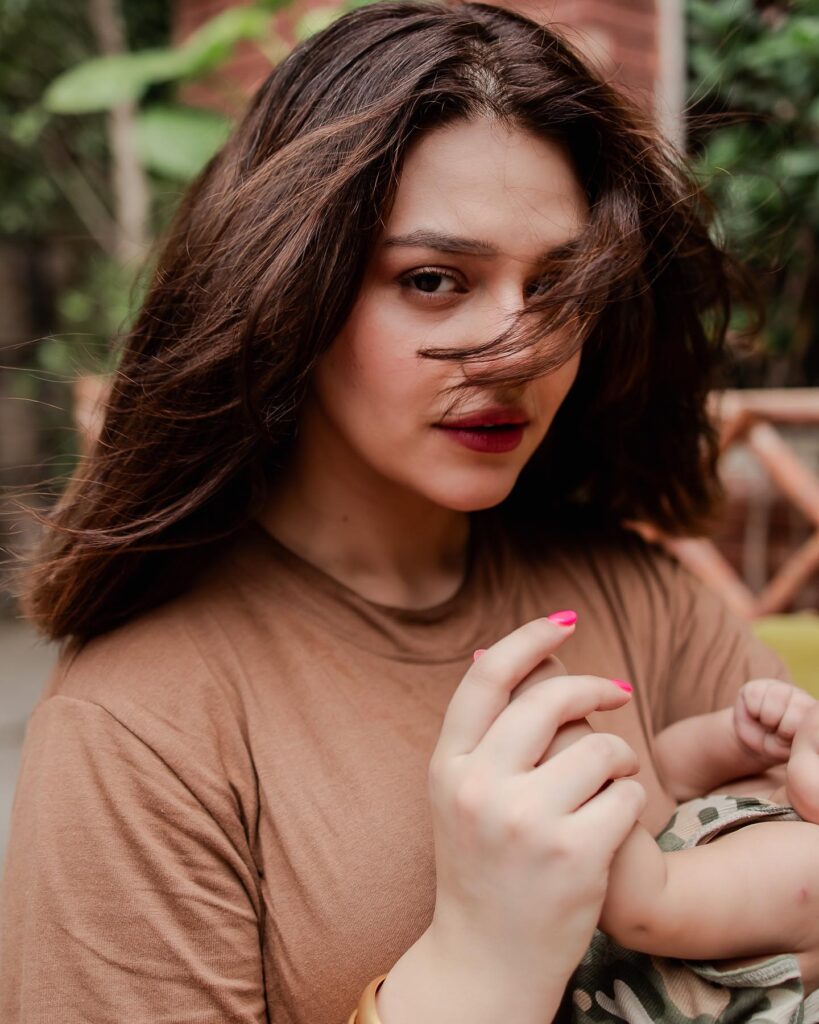 Why Does Zara Noor Abbas Not Show Her Daughter's Face to Fans (2)