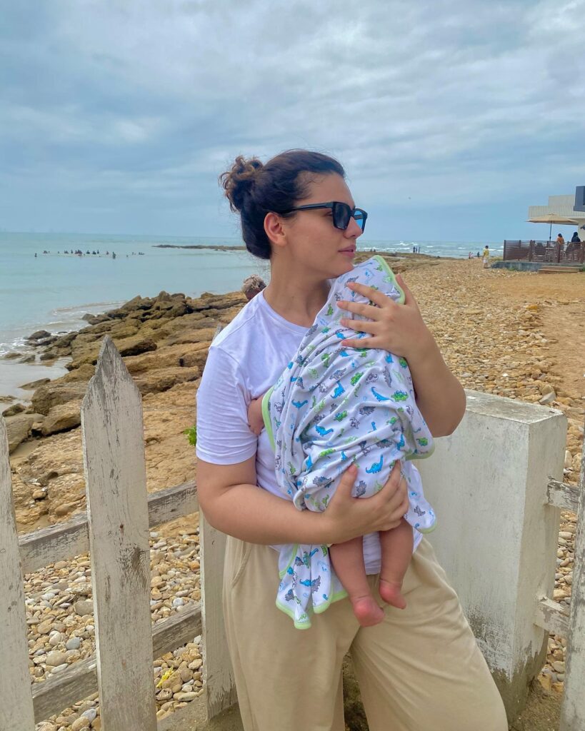 Why Does Zara Noor Abbas Not Show Her Daughter's Face to Fans (6)