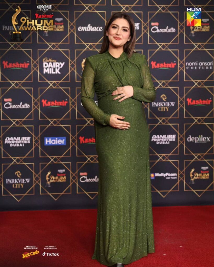 Heavily Criticism of Hiba Bukhari's Hum Awards Appearance