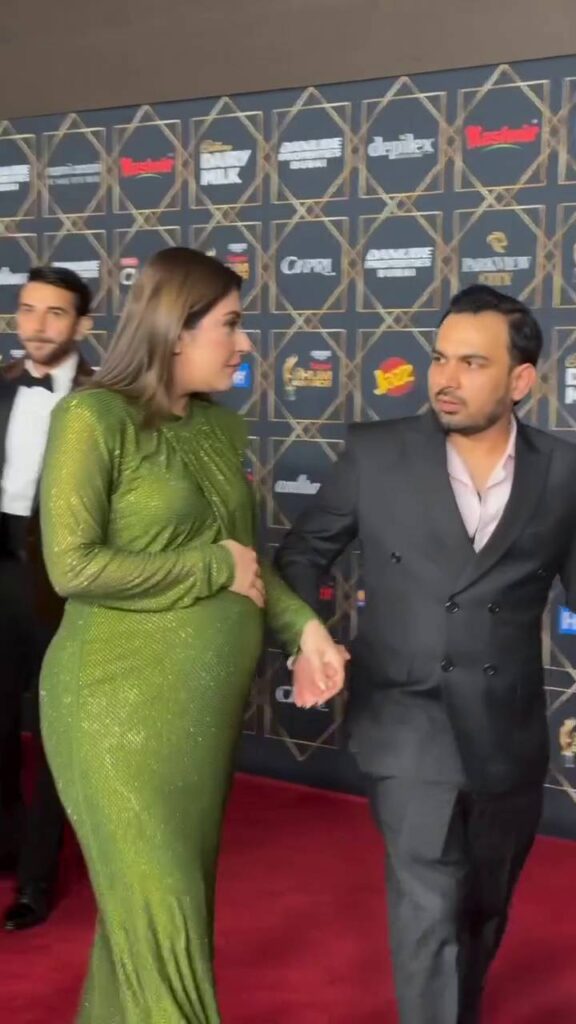 Heavily Criticism of Hiba Bukhari's Hum Awards Appearance