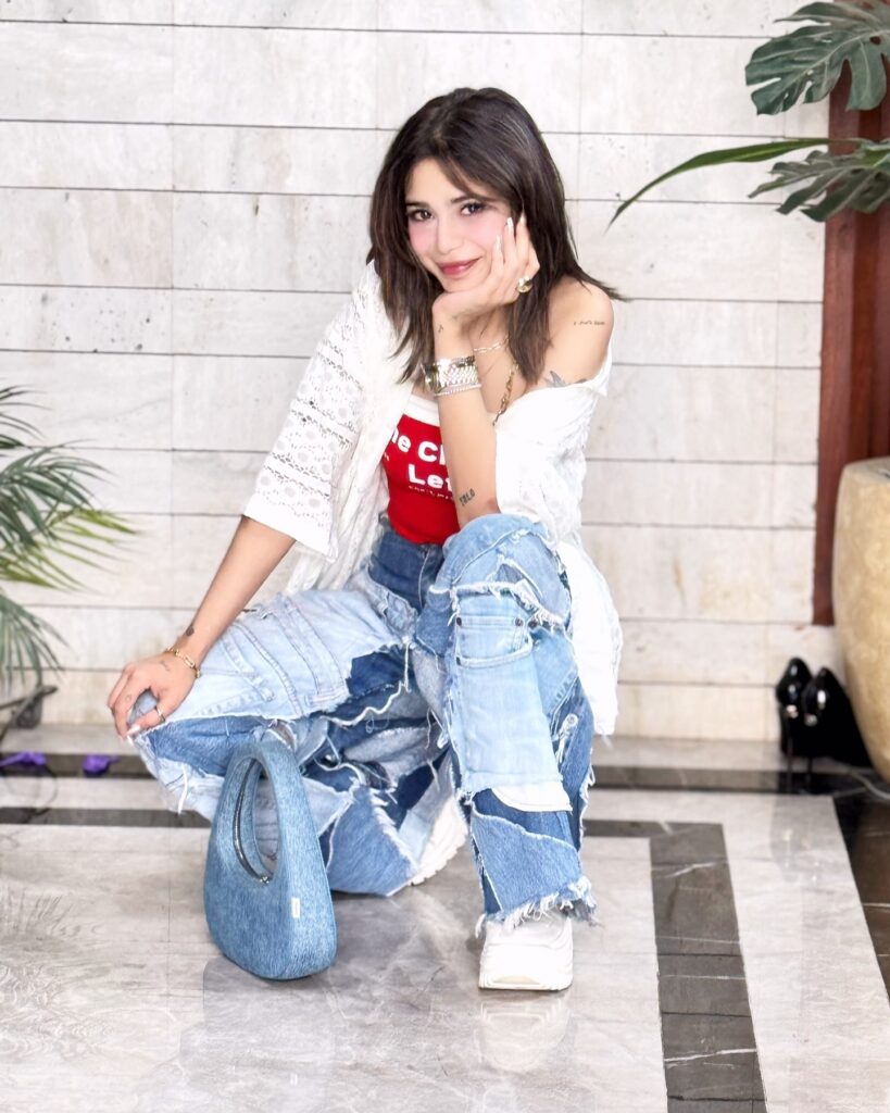Latest Look of Aima Baig Does Not Impress Fans