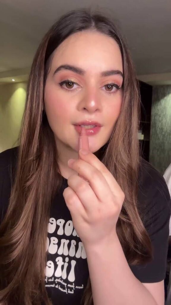 Minal Khan & Aiman Khan Provide a Simple Makeup Tutorial