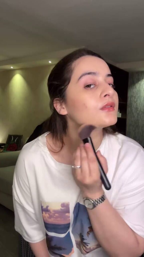 Minal Khan & Aiman Khan Provide a Simple Makeup Tutorial