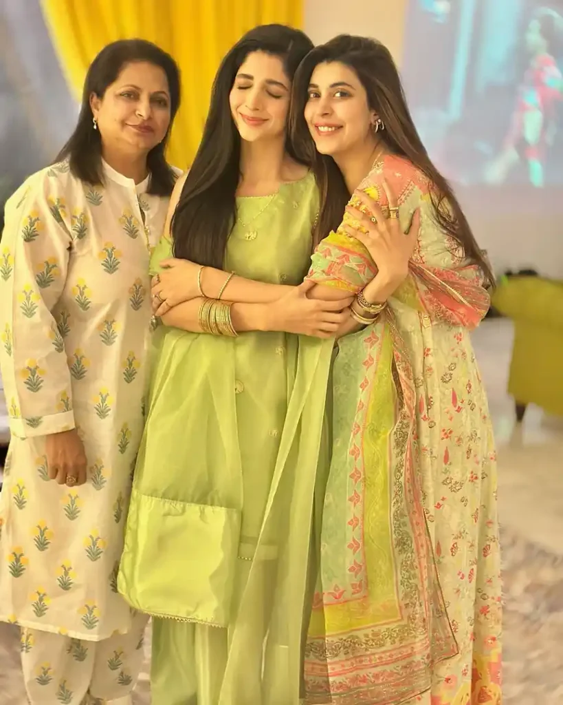 New Pictures Of Urwa And Mawra Hocane With Their Parents