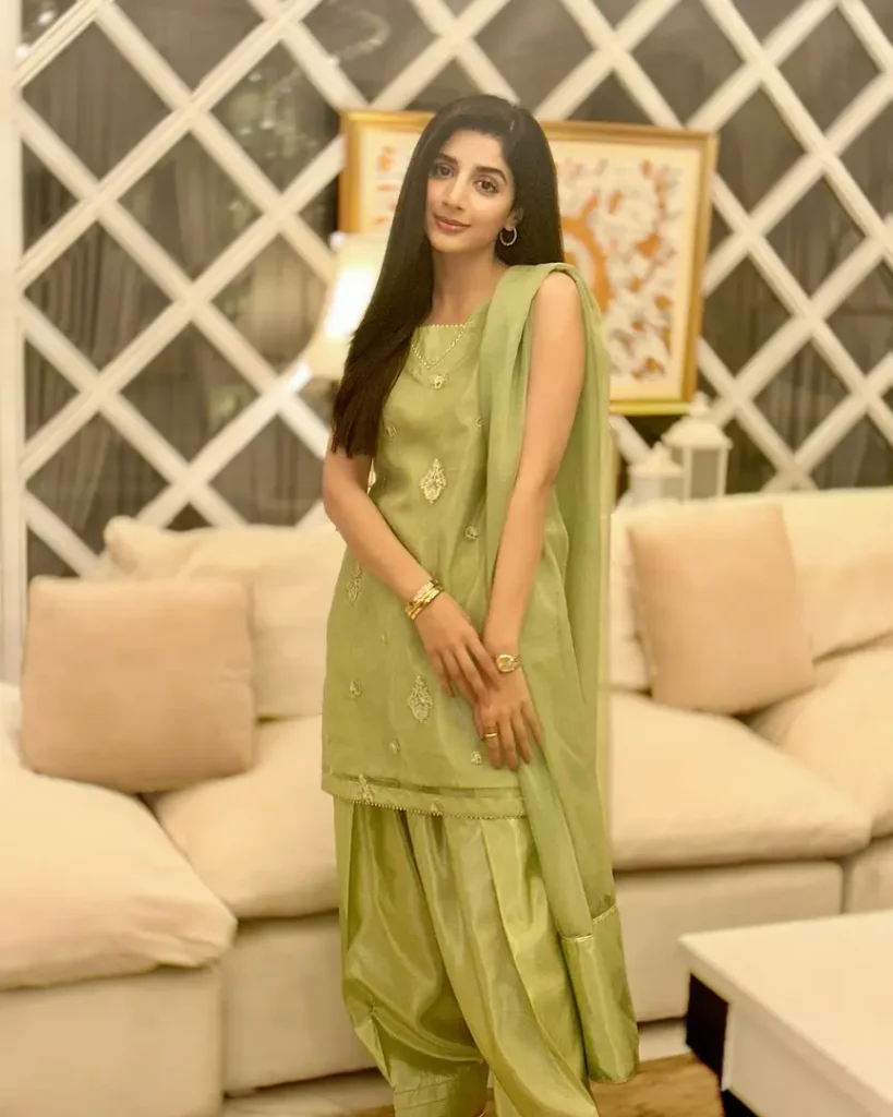 New Pictures Of Urwa And Mawra Hocane With Their Parents