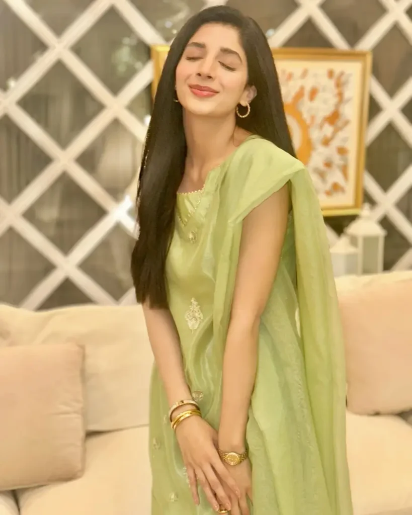 New Pictures Of Urwa And Mawra Hocane With Their Parents