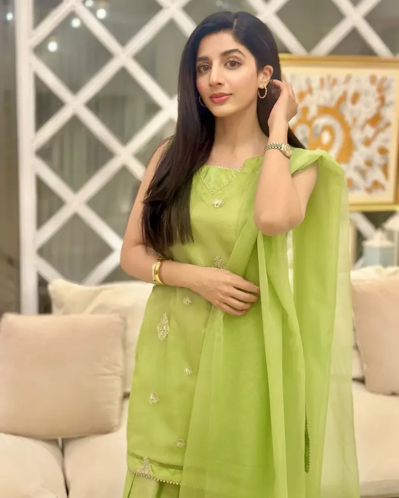 New Pictures Of Urwa And Mawra Hocane With Their Parents