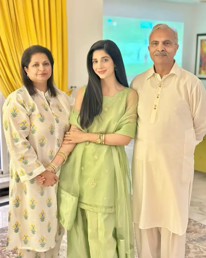 New Pictures Of Urwa And Mawra Hocane With Their Parents