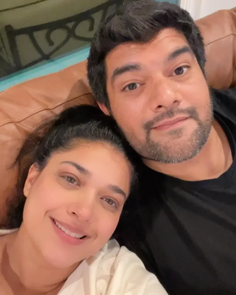 Sanam Jung's Recent Pictures With Her Mother & Husband