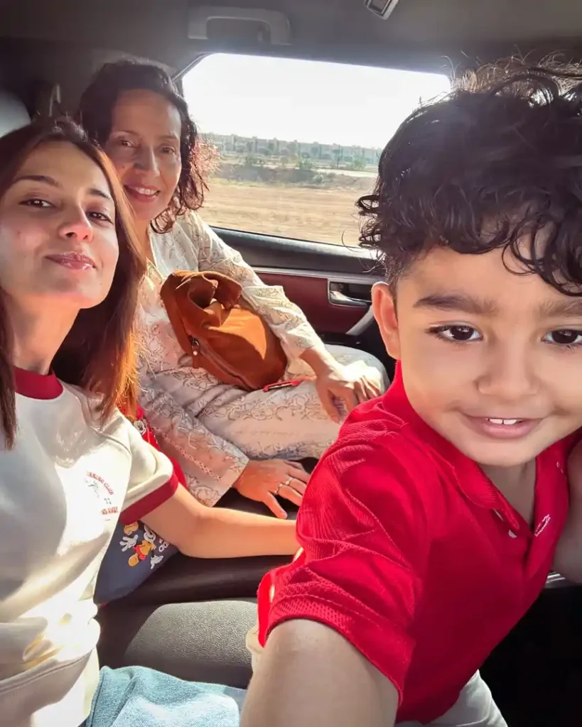 Iqra Aziz's Latest Gorgeous Family Pictures