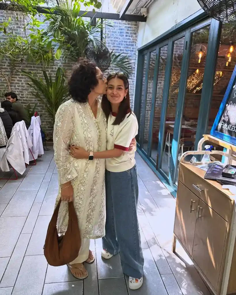 Iqra Aziz's Latest Gorgeous Family Pictures
