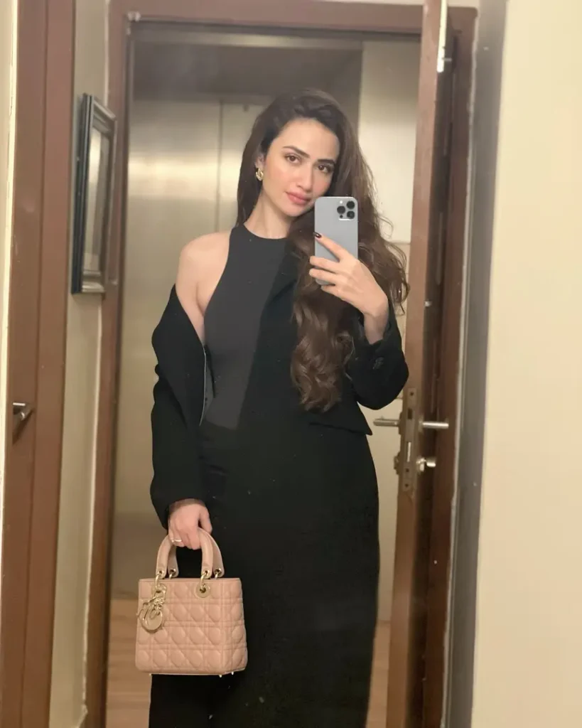 Fans Are Criticizing Sana Javed's Recent Pictures