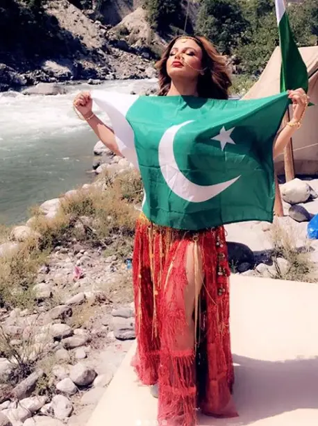 Rakhi Sawant Shows His Allegiance To Pakistan