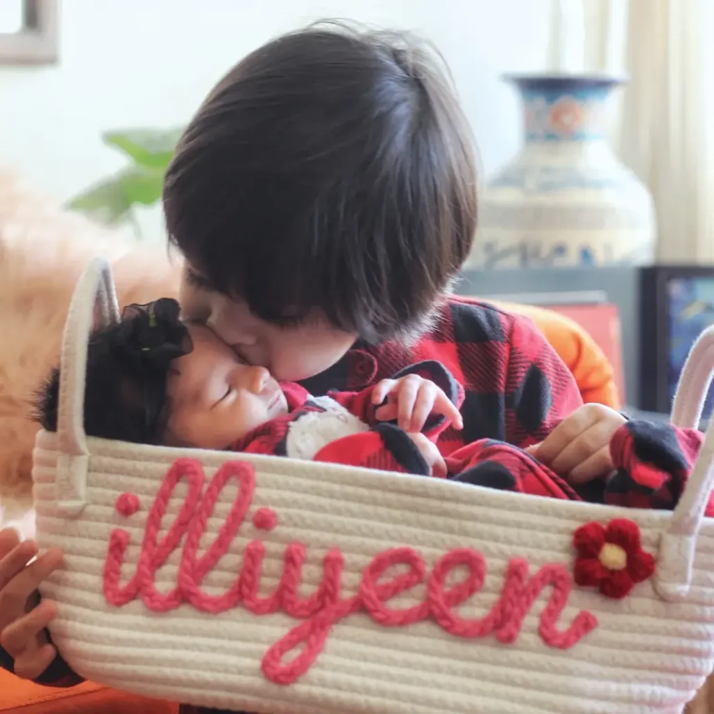Srha Asghar & Her Newborn Daughter in A Family Photoshoot