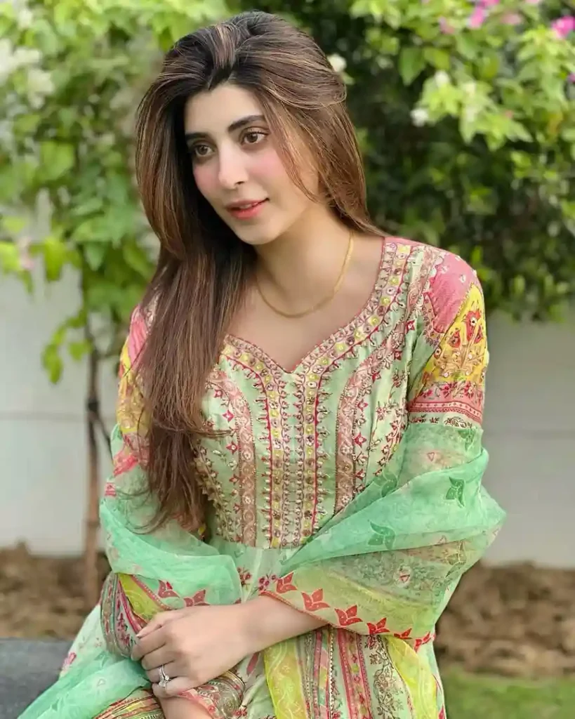 عروہ حسین اور فرحان سعید نے نیا سال آر ایف اے کے اور کریتی سینن کے ساتھ منایا