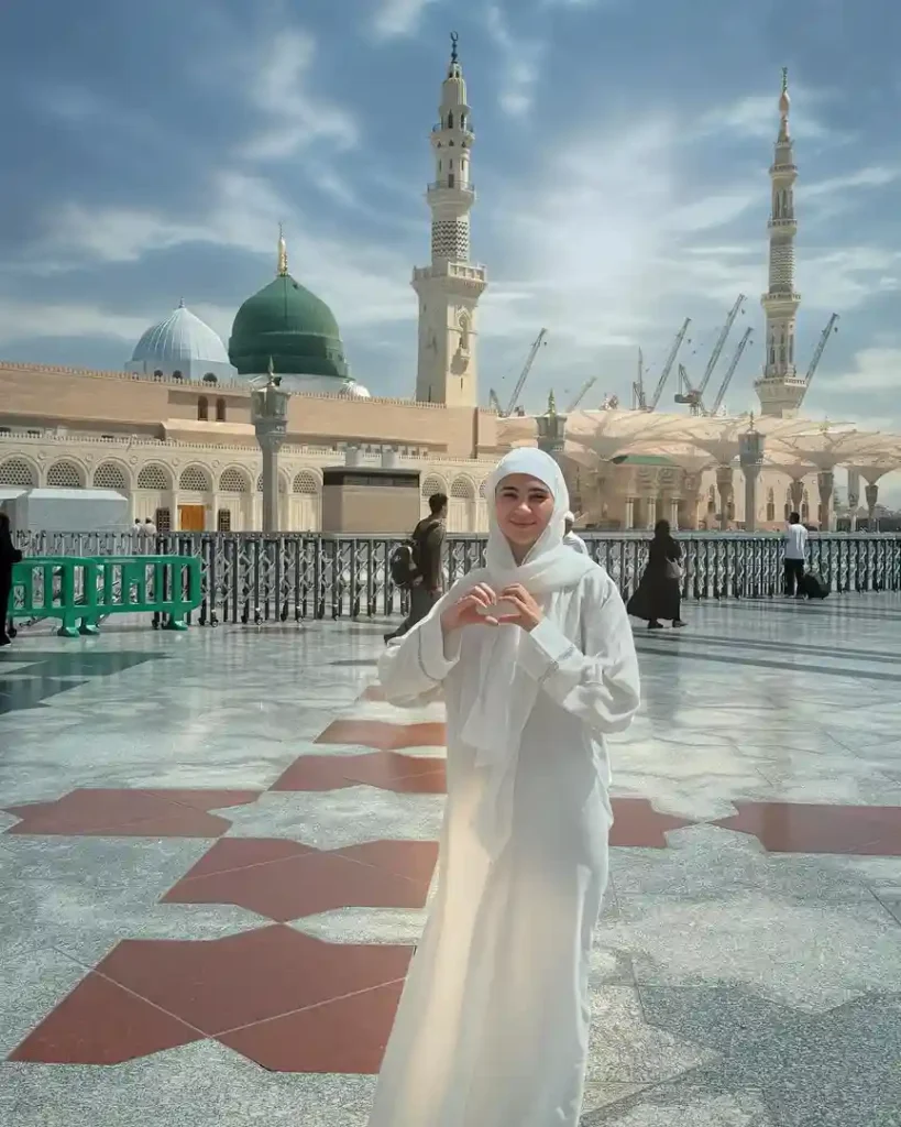Daughter Of Salma Agha Shares Pictures from Madina