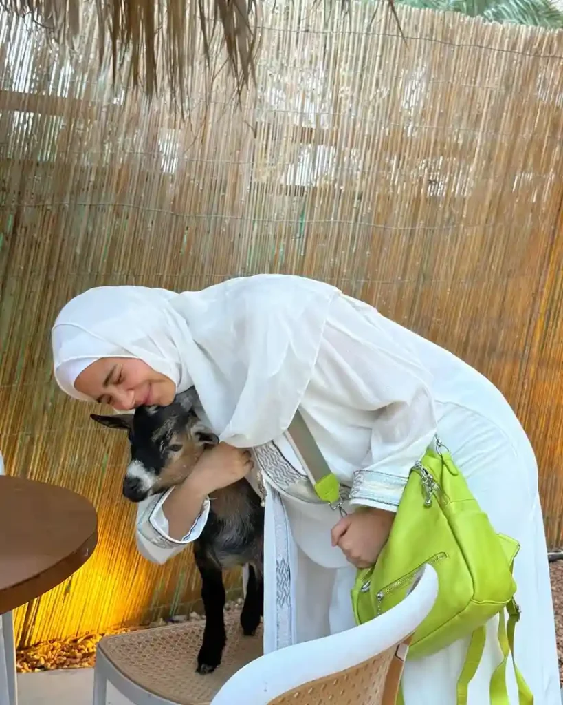 Daughter Of Salma Agha Shares Pictures from Madina
