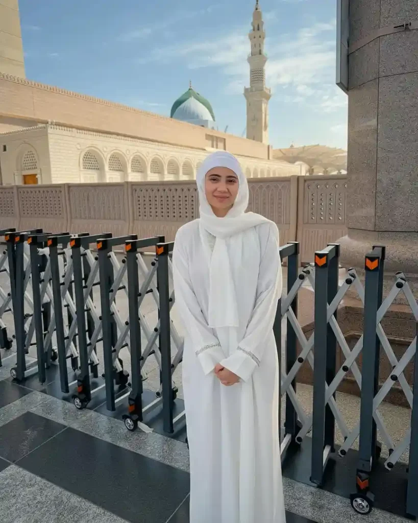 Daughter Of Salma Agha Shares Pictures from Madina