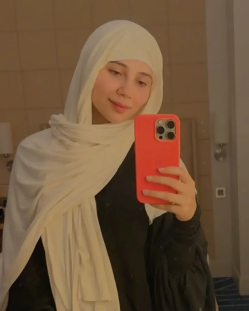 Daughter Of Salma Agha Shares Pictures from Madina