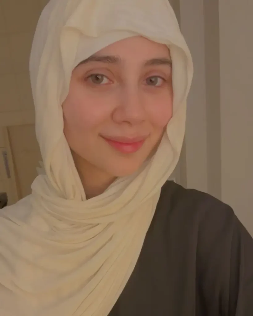 Daughter Of Salma Agha Shares Pictures from Madina
