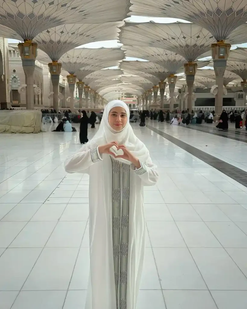 Daughter Of Salma Agha Shares Pictures from Madina