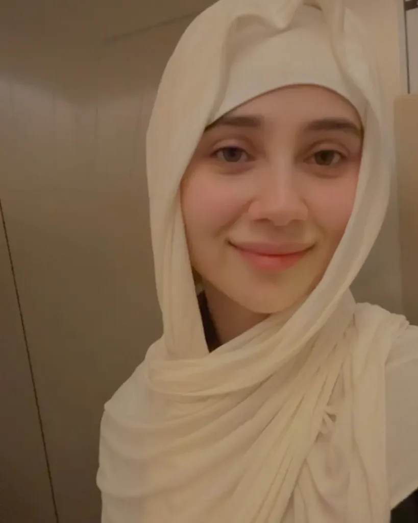Daughter Of Salma Agha Shares Pictures from Madina