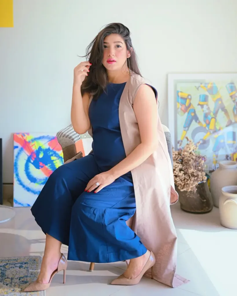 Mariyam Nafees Posts Chic Pictures While Pregnancy