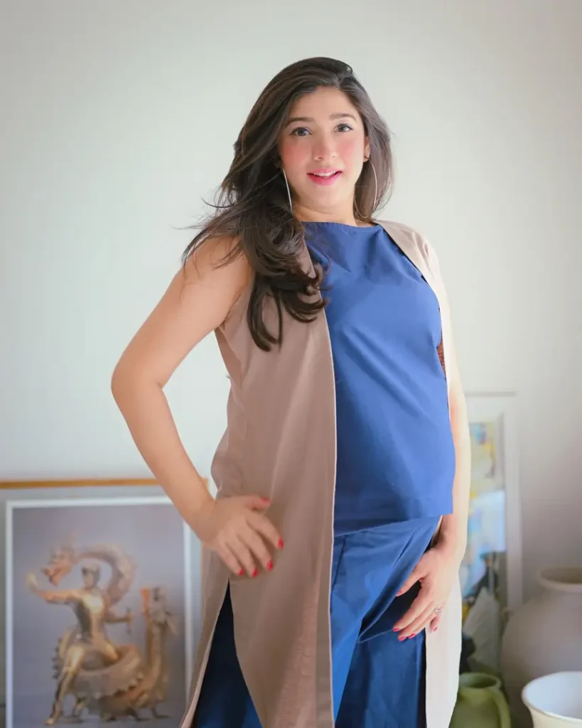 Mariyam Nafees Posts Chic Pictures While Pregnancy