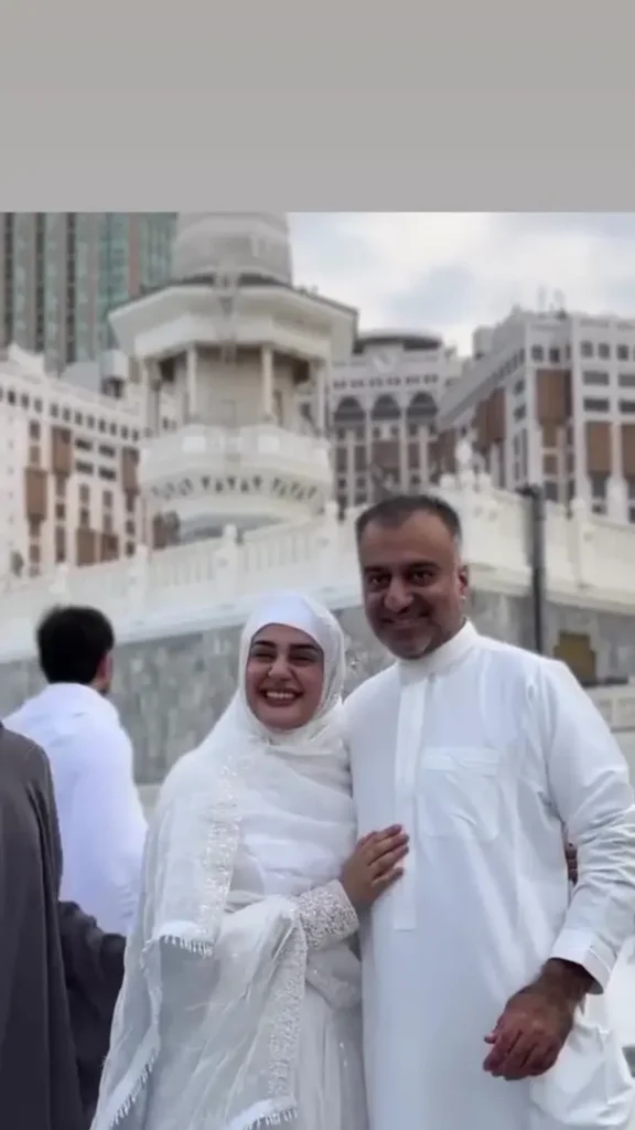 Pictures Of Kubra Khan & Gohar Rasheed with Their Families Following Their Wedding