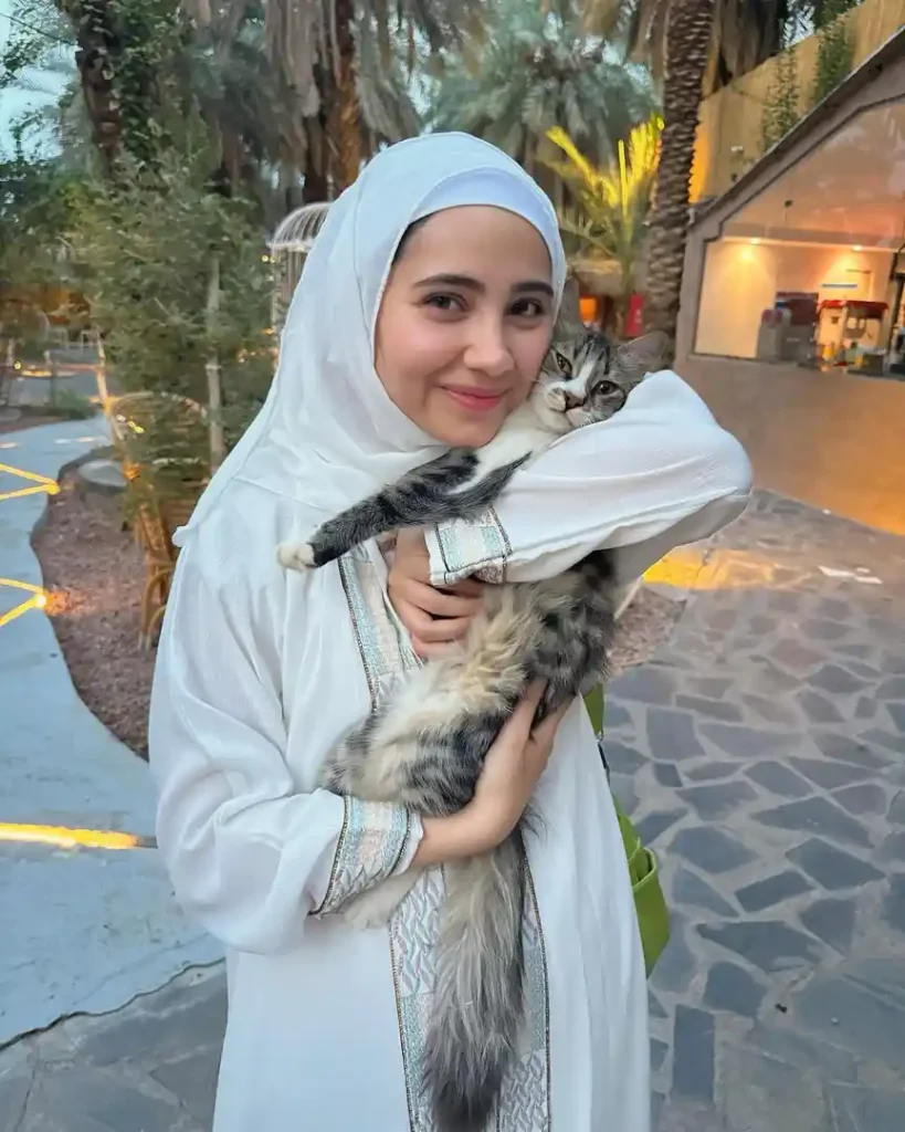 سلمیٰ آغا کی بیٹی نے مدینہ سے تصاویر شیئر کیں۔