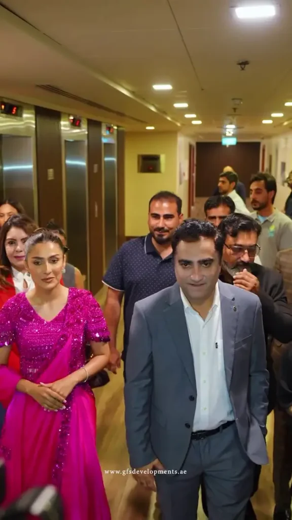 عائزہ خان کو بین الاقوامی تقریب میں لباس کے انتخاب پر تنقید کا نشانہ بنایا گیا۔